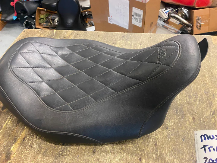 Mustang 76694 Wide Tripper 2008^ Harley Road King Street Glide FLH Bagger solo! - Image 2