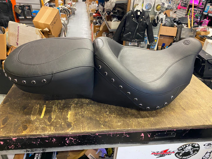 Mustang Wide Touring Seat Harley Street Road Glide King 2008^ Studs FLH Ultra Classic