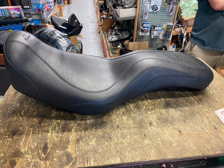 Mustang DayTripper Low Profile Seat Harley Dyna FXD Low Rider Street Bob 2006