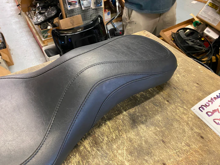 Mustang DayTripper Low Profile Seat Harley Dyna FXD Low Rider Street Bob 2006 - Image 4